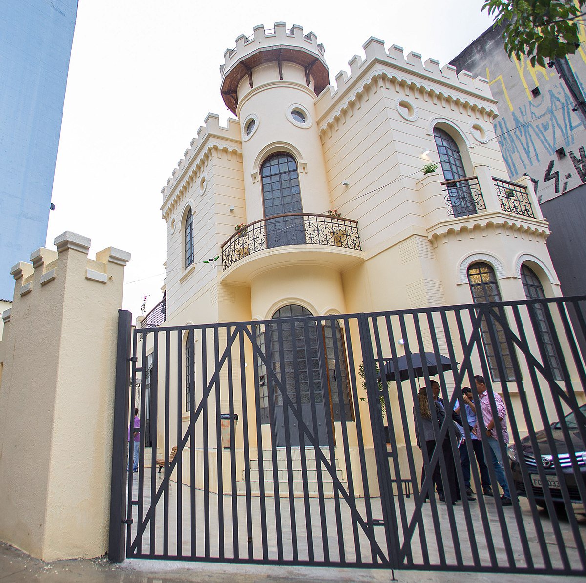 Um grupo de pesquisadores brasileiros criou uma escola de governo em São Paulo para formar líderes na periferia; serão selecionados 30 jovens com idades entre 16 e 19 anos de todo o Brasil que tenham concluído ou estejam cursando o ensino médio na rede pública ou na particular, como bolsista até o dia 31 de janeiro no site da Escola Comum; alto rendimento acadêmico e renda per capita mensal de até dois salários mínimos são os outros requisitos (Foto: Charles Nisz) Um grupo de pesquisadores brasileiros criou uma escola de governo em São Paulo para formar líderes na periferia; serão selecionados 30 jovens com idades entre 16 e 19 anos de todo o Brasil que tenham concluído ou estejam cursando o ensino médio na rede pública ou na particular, como bolsista até o dia 31 de janeiro no site da Escola Comum; alto rendimento acadêmico e renda per capita mensal de até dois salários mínimos são os outros requisitos