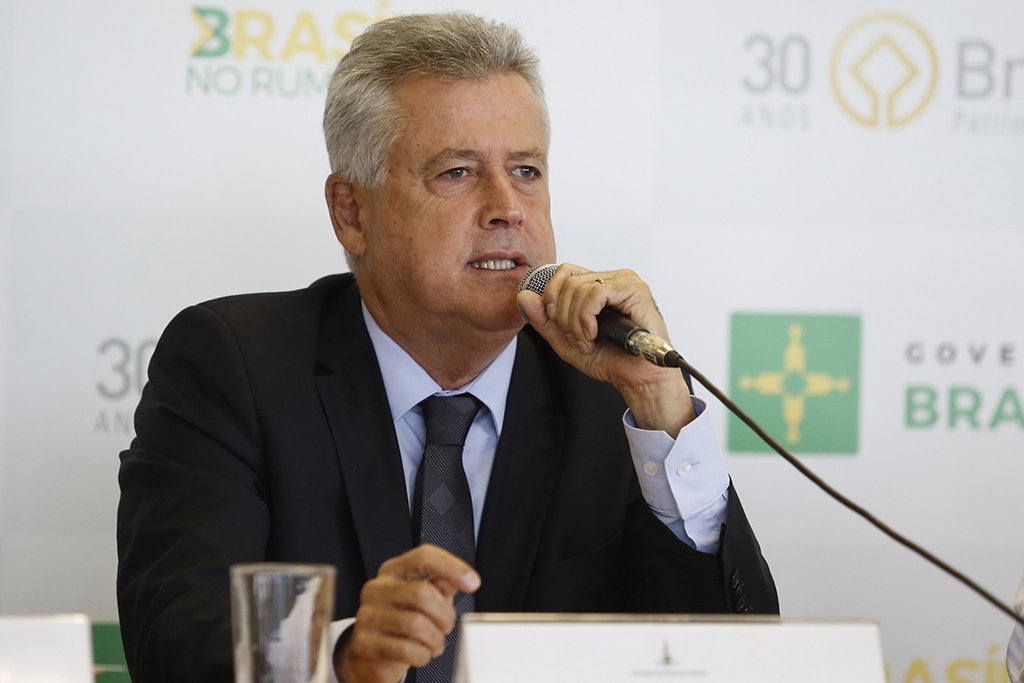 O governador Rodrigo Rollemberg anunciou que, sob novo modelo de gestão, o agora Instituto Hospital de Base do Distrito Federal, que iniciou as atividades nesta sexta-feira (12), abrirá na próxima semana o primeiro processo seletivo; serão 708 vagas celetistas para enfermeiros, médicos e técnicos de enfermagem; a recomposição é maior do que os cerca de 500 servidores públicos que não quiseram permanecer no hospital e pediram remanejamento à Secretaria de Saúde (Foto: Leonardo Lucena) O governador Rodrigo Rollemberg anunciou que, sob novo modelo de gestão, o agora Instituto Hospital de Base do Distrito Federal, que iniciou as atividades nesta sexta-feira (12), abrirá na próxima semana o primeiro processo seletivo; serão 708 vagas celetistas para enfermeiros, médicos e técnicos de enfermagem; a recomposição é maior do que os cerca de 500 servidores públicos que não quiseram permanecer no hospital e pediram remanejamento à Secretaria de Saúde