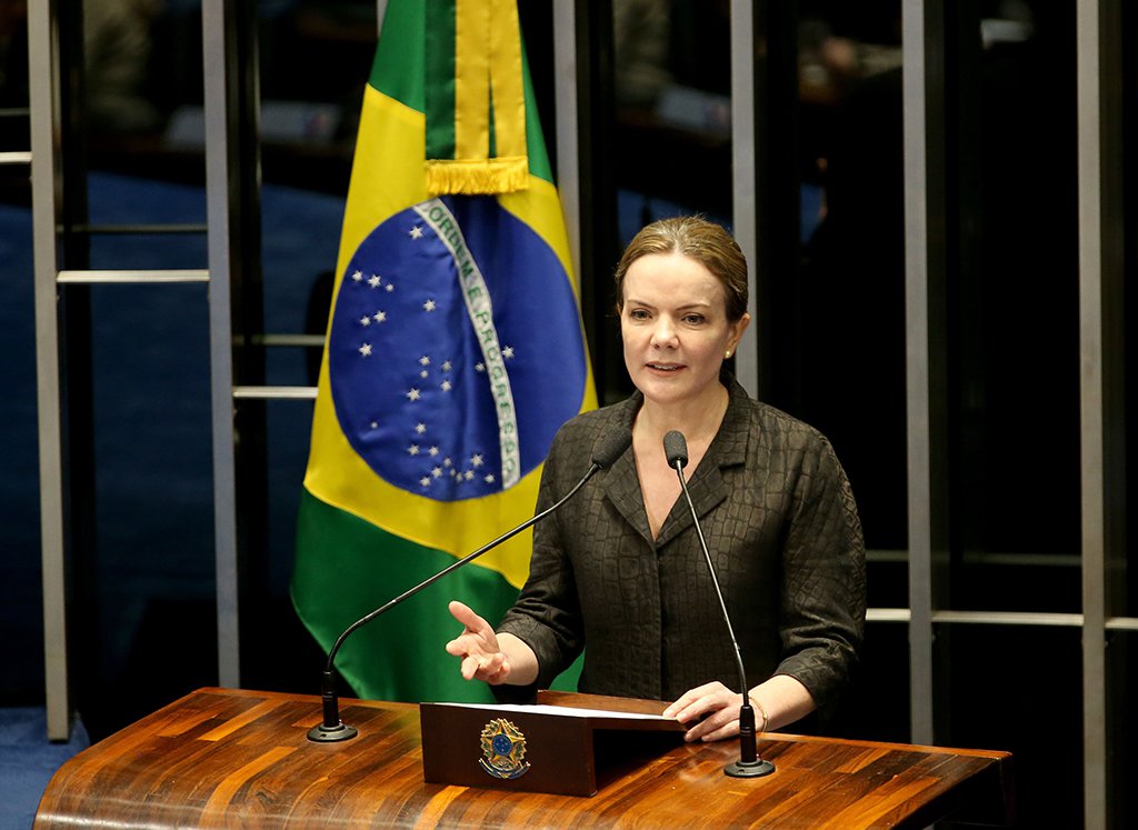 Brasília - A senadora Gleisi Hoffmann discursa no Plenário do Senado durante sessão não deliberativa (Wilson Dias/Agência Brasil) (Foto: Leonardo Lucena) Brasília - A senadora Gleisi Hoffmann discursa no Plenário do Senado durante sessão não deliberativa (Wilson Dias/Agência Brasil)