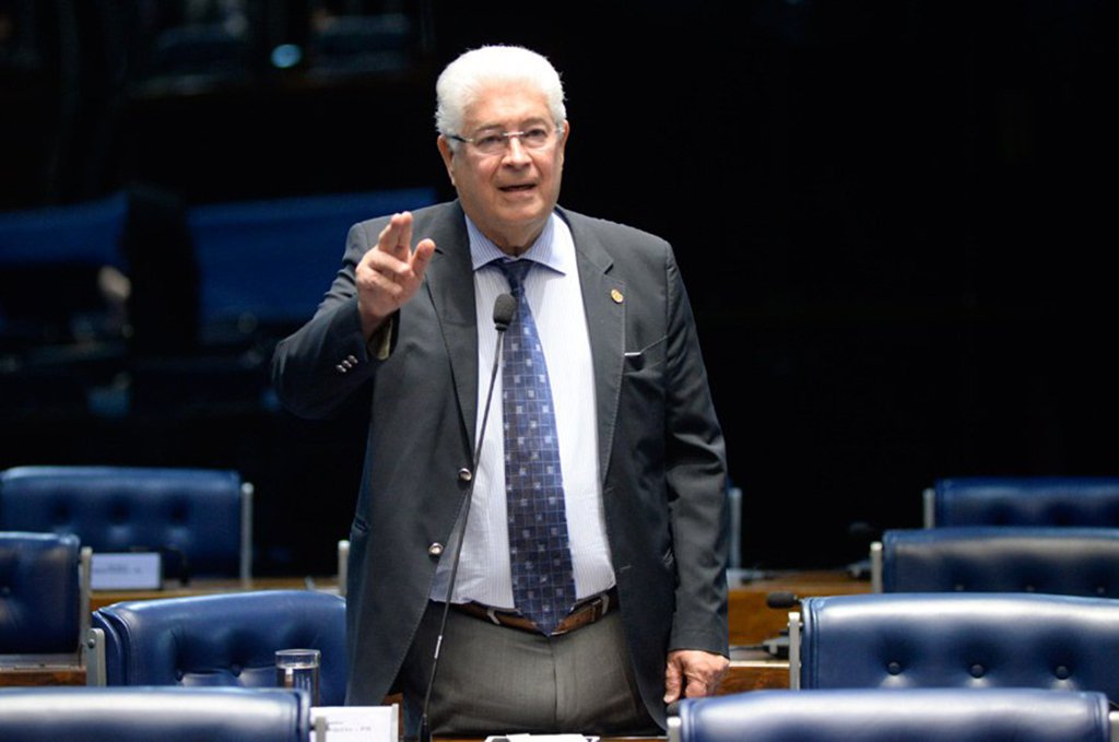 "O ministro da Fazenda de Temer (Henrique Meirelles) anuncia que recursos da área de segurança serão remanejados de outras áreas. Ou seja, vão sair da saúde, da educação, da moradia. As raízes profundas da crise ficarão inalteradas ou agravadas", diz o senador Roberto Requião (MDB-PR); "Se o honrado general Braga Neto não se der conta de que, junto com a área de segurança, as demais áreas precisam de recursos, o Exército, não importa quantos bandidos mate, será desmoralizado" (Foto: Leonardo Lucena) "O ministro da Fazenda de Temer (Henrique Meirelles) anuncia que recursos da área de segurança serão remanejados de outras áreas. Ou seja, vão sair da saúde, da educação, da moradia. As raízes profundas da crise ficarão inalteradas ou agravadas", diz o senador Roberto Requião (MDB-PR); "Se o honrado general Braga Neto não se der conta de que, junto com a área de segurança, as demais áreas precisam de recursos, o Exército, não importa quantos bandidos mate, será desmoralizado"