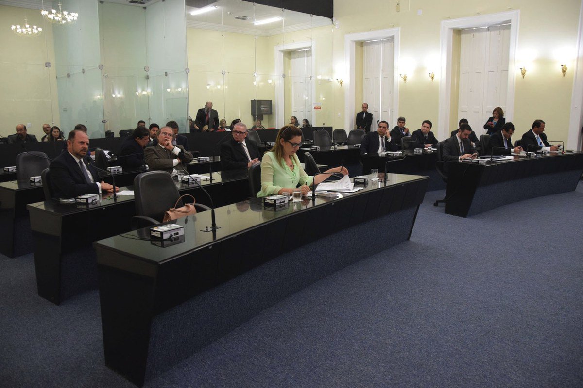 Os deputados estaduais alagoanos do MDB aguardam com expectativa a abertura, em março, da janela para troca de partido; na Assembleia, dos 27 parlamentares 11 são da sigla, o que dá 40%, só que muitos vão deixar o partido em busca de um abrigo que permita uma reeleição menos problemática; especialistas calculam que se as eleições fossem hoje um deputado para pensar em ser eleito no MDB precisaria de mais de 25 mil votos; em algumas coligações, o piso é mais baixo e em algumas legendas como o PRTB e o PHS é possível eleger deputados com mais de 10 mil e menos de 20 mil votos (Foto: Voney Malta) Os deputados estaduais alagoanos do MDB aguardam com expectativa a abertura, em março, da janela para troca de partido; na Assembleia, dos 27 parlamentares 11 são da sigla, o que dá 40%, só que muitos vão deixar o partido em busca de um abrigo que permita uma reeleição menos problemática; especialistas calculam que se as eleições fossem hoje um deputado para pensar em ser eleito no MDB precisaria de mais de 25 mil votos; em algumas coligações, o piso é mais baixo e em algumas legendas como o PRTB e o PHS é possível eleger deputados com mais de 10 mil e menos de 20 mil votos