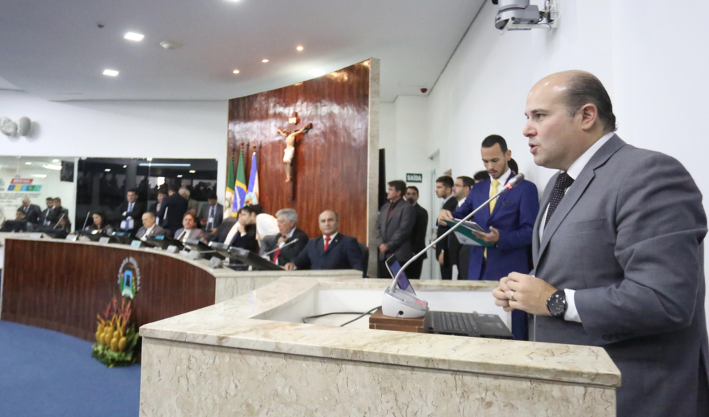 Na abertura dos trabalhos da Câmara Municipal, nesta quinta-feira (1), o prefeito Roberto Cláudio (PDT) fez um balanço das ações da Prefeitura realizadas em 2017 e os projetos que serão implantados este ano. Entre eles estão a inauguração de mais seis Escolas em Tempo Integral e 13 Centros de Educação Infantil, a criação de dois Cucas, a urbanização das lagoas, a entrega da primeira etapa do IJF2, da Policlínica do Hospital da Mulher e a reforma da praça José de Alencar (Foto: Rodrigo Rocha) Na abertura dos trabalhos da Câmara Municipal, nesta quinta-feira (1), o prefeito Roberto Cláudio (PDT) fez um balanço das ações da Prefeitura realizadas em 2017 e os projetos que serão implantados este ano. Entre eles estão a inauguração de mais seis Escolas em Tempo Integral e 13 Centros de Educação Infantil, a criação de dois Cucas, a urbanização das lagoas, a entrega da primeira etapa do IJF2, da Policlínica do Hospital da Mulher e a reforma da praça José de Alencar