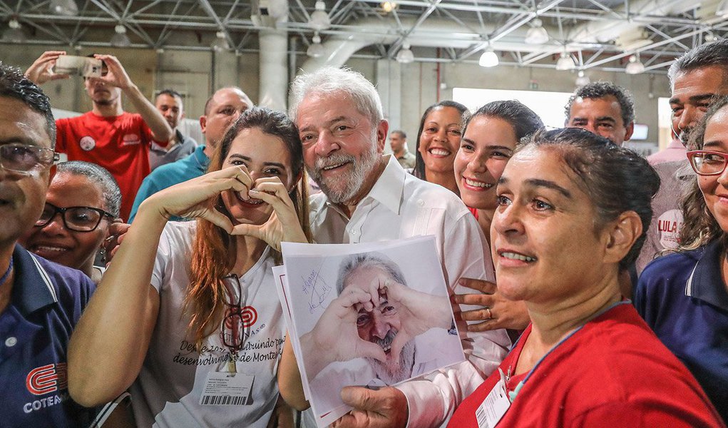 "Lula é a maior liderança brasileira. O PT o maior partido. Quaisquer que sejam os candidatos ou seus partidos é o Lulismo que enfrentará um plebiscito nas próximas eleições. O ex-presidente disputará essa eleição mesmo que condenado, preso e impedido. É sua história e trajetória que serão julgados. Se ganhar um candidato apoiado por ele, fruto de uma ampla coalizão, é Lula que será vitorioso", avalia o colunista Ricardo Cappelli, ao relembrar como o PT deu a volta por cima no episódio do chamado "mensalão"; "Independentemente do candidato da coalizão ser ou não do PT, se ganhar, o partido dos trabalhadores será o grande vencedor. O mais importante é que o Lulismo não pode perder. Como ganhar? A história recente é boa conselheira", diz ele
(Foto: Ricardo Cappelli) "Lula é a maior liderança brasileira. O PT o maior partido. Quaisquer que sejam os candidatos ou seus partidos é o Lulismo que enfrentará um plebiscito nas próximas eleições. O ex-presidente disputará essa eleição mesmo que condenado, preso e impedido. É sua história e trajetória que serão julgados. Se ganhar um candidato apoiado por ele, fruto de uma ampla coalizão, é Lula que será vitorioso", avalia o colunista Ricardo Cappelli, ao relembrar como o PT deu a volta por cima no episódio do chamado "mensalão"; "Independentemente do candidato da coalizão ser ou não do PT, se ganhar, o partido dos trabalhadores será o grande vencedor. O mais importante é que o Lulismo não pode perder. Como ganhar? A história recente é boa conselheira", diz ele