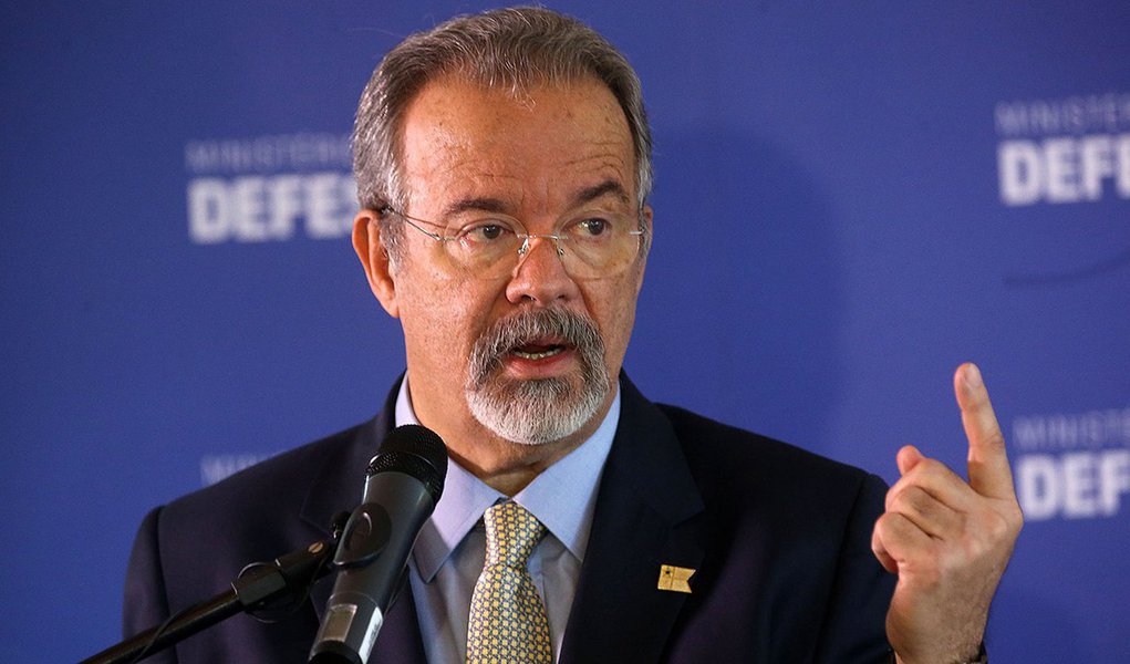 Ministro da Defesa, Raul Jungmann, negou o envio de tropas federais para atuarem durante o Carnaval do Rio de Janeiro como solicitado pelo prefeito da capital fluminense, Marcelo Crivella (PRB); segundo Jungmann, as forças de segurança do Rio de janeiro possuem total condição de garantir a tranquilidade durante as festividades e o envio de militares para auxiliar no trabalho de segurança durante o Carnaval poderia abrir um precedente constrangedor para que outros estados também possam fazer solicitações do gênero (Foto: Paulo Emílio) Ministro da Defesa, Raul Jungmann, negou o envio de tropas federais para atuarem durante o Carnaval do Rio de Janeiro como solicitado pelo prefeito da capital fluminense, Marcelo Crivella (PRB); segundo Jungmann, as forças de segurança do Rio de janeiro possuem total condição de garantir a tranquilidade durante as festividades e o envio de militares para auxiliar no trabalho de segurança durante o Carnaval poderia abrir um precedente constrangedor para que outros estados também possam fazer solicitações do gênero