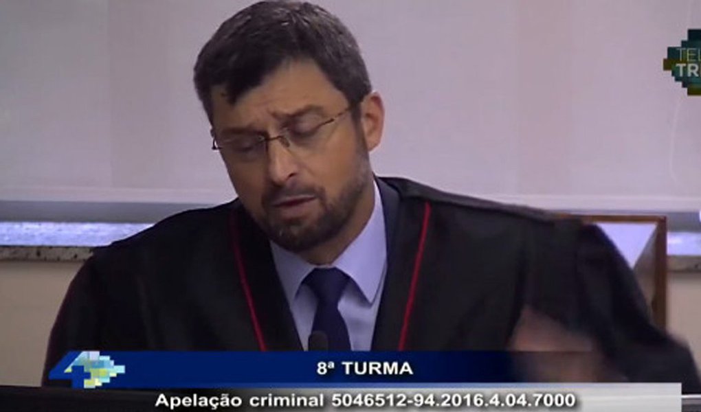 "Não foi preciso mais que os primeiros discursos da acusação do promotor Maurício Gerum (foto) e do patético advogado do presidente da Petrobras, René Dotti, para que se prove aquilo que os dois supõem não haver no julgamento do TRF-4: política", diz o jornalista Fernando Brito; "Gerum partiu para o ataque aos políticos, fonte e origem, para ele, dos males do Brasil e afirmou, sem qualquer pudor, que promotores e juízes são um seleto clube de homens lúcidos, infalíveis e incontestáveis, separados de suas posições ideológica, sublimes 'técnicos' da aplicação da lei. Os juristas, os acadêmicos, as centenas que se manifestaram contra as deturpações do processo, para eles, são apenas lixo" (Foto: Aquiles Lins) "Não foi preciso mais que os primeiros discursos da acusação do promotor Maurício Gerum (foto) e do patético advogado do presidente da Petrobras, René Dotti, para que se prove aquilo que os dois supõem não haver no julgamento do TRF-4: política", diz o jornalista Fernando Brito; "Gerum partiu para o ataque aos políticos, fonte e origem, para ele, dos males do Brasil e afirmou, sem qualquer pudor, que promotores e juízes são um seleto clube de homens lúcidos, infalíveis e incontestáveis, separados de suas posições ideológica, sublimes 'técnicos' da aplicação da lei. Os juristas, os acadêmicos, as centenas que se manifestaram contra as deturpações do processo, para eles, são apenas lixo"