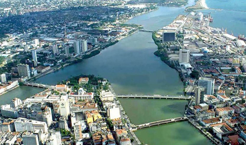 Após a Justiça determinar que qualquer aumento das tarifas do transporte público de ônibus seja suspenso até que o Grande Recife Consórcio apresente um estudo técnico completo que justifique a elevação dos valores, o governador Paulo Câmara (PSB) optou pelo adiamento da reunião do Conselho Superior de Transporte Metropolitano (CSTM), que estava marcada para esta sexta-feira (12) para discutir a revisão tarifária; setor defende reajuste de 11,02% nos valores das tarifas (Foto: Paulo Emílio) Após a Justiça determinar que qualquer aumento das tarifas do transporte público de ônibus seja suspenso até que o Grande Recife Consórcio apresente um estudo técnico completo que justifique a elevação dos valores, o governador Paulo Câmara (PSB) optou pelo adiamento da reunião do Conselho Superior de Transporte Metropolitano (CSTM), que estava marcada para esta sexta-feira (12) para discutir a revisão tarifária; setor defende reajuste de 11,02% nos valores das tarifas