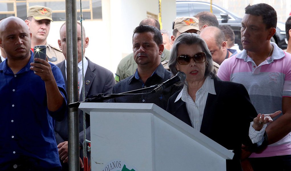A presidente do STF, ministra Cármen Lúcia, afirmou nesta sexta-feira, 9, que o cidadão brasileiro está cansado do Judiciário, durante a inauguração do novo presídio de Formosa (GO); "O cidadão brasileiro está cansado da ineficiência de todos nós, e cansado inclusive de nós do sistema Judiciário. Por mais que tentemos, e estamos tentando com certeza, temos um débito enorme", afirmou; declaração é dada em meio ao aumento da pressão para que o STF rediscuta a prisão após condenação em segunda instância (Foto: Aquiles Lins) A presidente do STF, ministra Cármen Lúcia, afirmou nesta sexta-feira, 9, que o cidadão brasileiro está cansado do Judiciário, durante a inauguração do novo presídio de Formosa (GO); "O cidadão brasileiro está cansado da ineficiência de todos nós, e cansado inclusive de nós do sistema Judiciário. Por mais que tentemos, e estamos tentando com certeza, temos um débito enorme", afirmou; declaração é dada em meio ao aumento da pressão para que o STF rediscuta a prisão após condenação em segunda instância