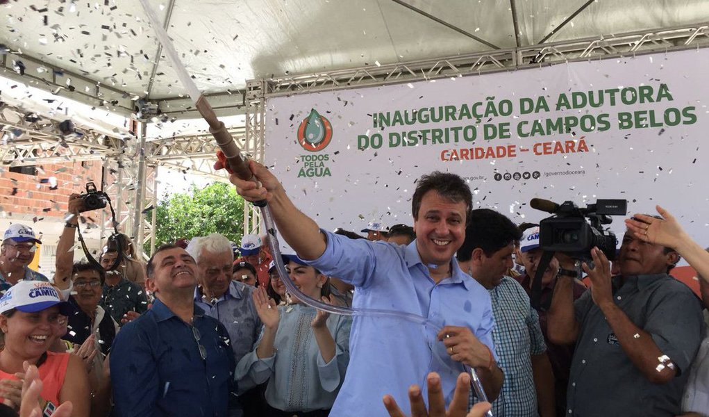 Os mais de 5 mil moradores do distrito de Campos Belos, em Caridade, ganharam uma adutora que garantirá o abastecimento d'água da comunidade neste domingo 31, último dia de 2017. O governador Camilo Santana foi até o local fazer a inauguração. Com 19,6 quilômetros, o equipamento teve investimento de R$ 2,5 milhões do Governo do Ceará e captará água do Açude General Sampaio (Foto: Gisele Federicce) Os mais de 5 mil moradores do distrito de Campos Belos, em Caridade, ganharam uma adutora que garantirá o abastecimento d'água da comunidade neste domingo 31, último dia de 2017. O governador Camilo Santana foi até o local fazer a inauguração. Com 19,6 quilômetros, o equipamento teve investimento de R$ 2,5 milhões do Governo do Ceará e captará água do Açude General Sampaio