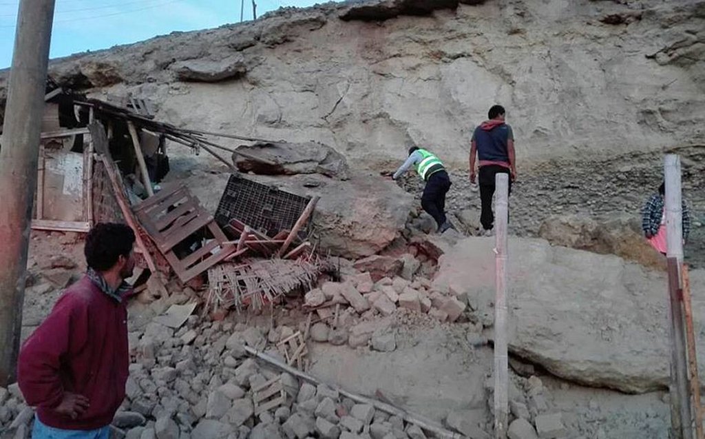 Um forte terremoto atingiu a costa sul do Peru, deixando um morto e dezenas de feridos, enquanto causou o colapso de casas e estradas; autoridades voltaram atrás em declarações de que uma segunda pessoa teria morrido e outras 17 estariam desaparecidas em uma mina, em um sinal de que o número de vítimas do tremor pode não ser tão drástico quanto se temia; o terremoto de magnitude 7.1 ocorreu às 4:18 (horário local) a profundidade de cerca de 36 quilômetros, informou o Serviço Geológico dos EUA (USGS) (Foto: Leonardo Lucena) Um forte terremoto atingiu a costa sul do Peru, deixando um morto e dezenas de feridos, enquanto causou o colapso de casas e estradas; autoridades voltaram atrás em declarações de que uma segunda pessoa teria morrido e outras 17 estariam desaparecidas em uma mina, em um sinal de que o número de vítimas do tremor pode não ser tão drástico quanto se temia; o terremoto de magnitude 7.1 ocorreu às 4:18 (horário local) a profundidade de cerca de 36 quilômetros, informou o Serviço Geológico dos EUA (USGS)