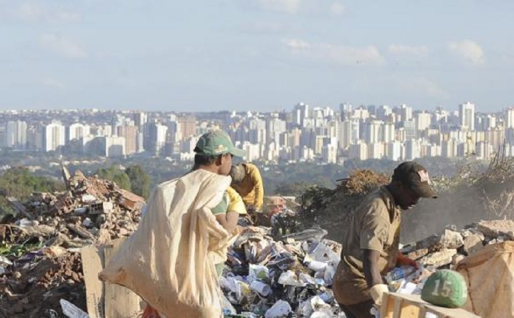 Com o armazenamento de 40 milhões de toneladas de resíduos ao longo de sua história, o segundo maior lixão do mundo foi fechado na manhã deste sábado depois de quase seis décadas de existência; com 201 hectares, a área fica próximo ao Parque Nacional de Brasília e a cerca de 20 quilômetros da Esplanada dos Ministérios; o lixão da Estrutural integra a lista da Associação Internacional de Resíduos Sólidos como um dos 50 maiores depósitos de lixo a céu aberto do mundo, ficando atrás apenas do lixão de Jacarta, na Indonésia (Foto: José Barbacena) Com o armazenamento de 40 milhões de toneladas de resíduos ao longo de sua história, o segundo maior lixão do mundo foi fechado na manhã deste sábado depois de quase seis décadas de existência; com 201 hectares, a área fica próximo ao Parque Nacional de Brasília e a cerca de 20 quilômetros da Esplanada dos Ministérios; o lixão da Estrutural integra a lista da Associação Internacional de Resíduos Sólidos como um dos 50 maiores depósitos de lixo a céu aberto do mundo, ficando atrás apenas do lixão de Jacarta, na Indonésia