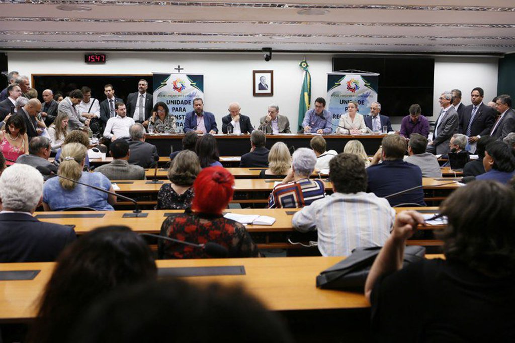 Em meio a tantas vicissitudes, desencontros, expressões de desânimo e confusão política e ideológica próprios de um momento de defensiva das forças democráticas e populares, um fato alvissareiro: o lançamento de um programa político, com projeção tática e estratégica, pelos partidos PCdoB, PT, PSOL e PDT (Foto: José Reinaldo Carvalho) Em meio a tantas vicissitudes, desencontros, expressões de desânimo e confusão política e ideológica próprios de um momento de defensiva das forças democráticas e populares, um fato alvissareiro: o lançamento de um programa político, com projeção tática e estratégica, pelos partidos PCdoB, PT, PSOL e PDT