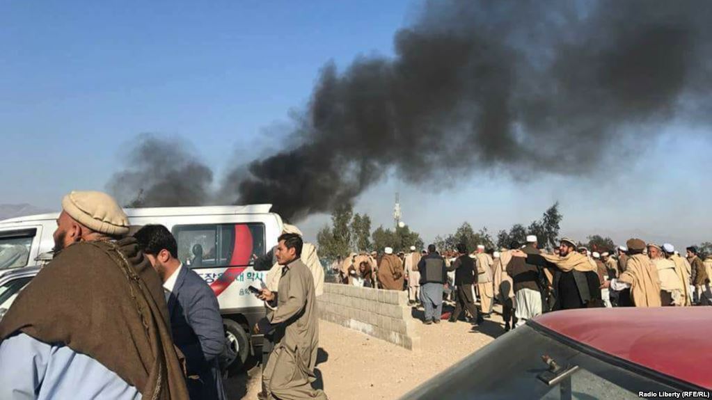 Ao menos 15 pessoas morreram e 13 ficaram feridas na sequência de explosão durante um funeral na cidade afegã de Jalalabad; incidente aconteceu no cemitério Muqam Khan durante a cerimônia de enterramento de um dos altos responsáveis locais; por enquanto, ninguém reivindicou o atentado (Foto: Paulo Emílio) Ao menos 15 pessoas morreram e 13 ficaram feridas na sequência de explosão durante um funeral na cidade afegã de Jalalabad; incidente aconteceu no cemitério Muqam Khan durante a cerimônia de enterramento de um dos altos responsáveis locais; por enquanto, ninguém reivindicou o atentado