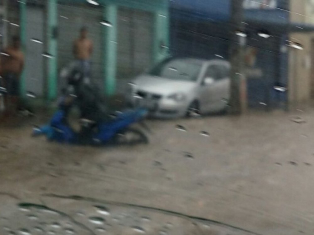 Chuva forte acompanhada de trovões, relâmpagos e alguns raios pegaram muitos de surpresa no começo da manhã desta terça-feira (23) em Maceió; vários bairros da capital alagoana ficaram sem energia elétrica (Foto: Charles Nisz) Chuva forte acompanhada de trovões, relâmpagos e alguns raios pegaram muitos de surpresa no começo da manhã desta terça-feira (23) em Maceió; vários bairros da capital alagoana ficaram sem energia elétrica