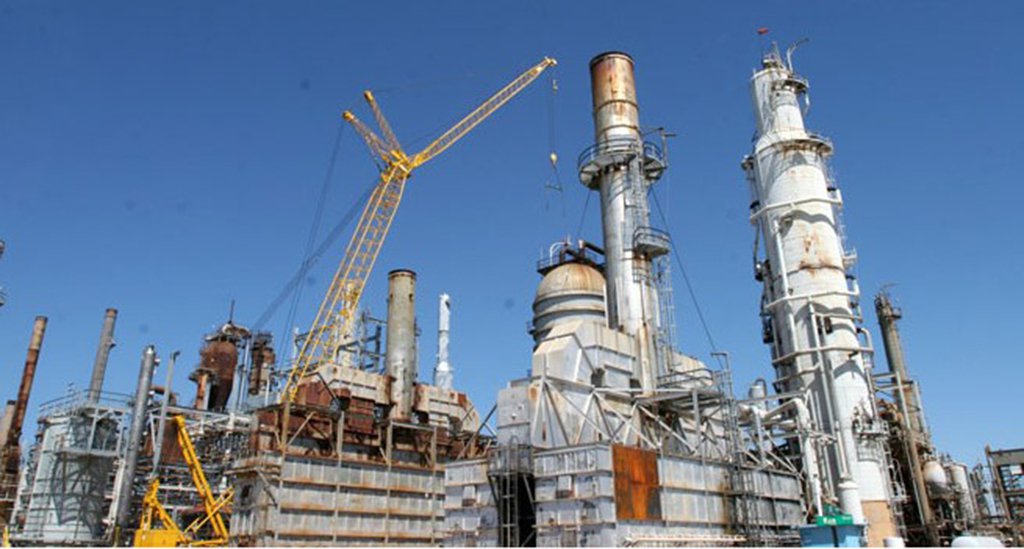 A Petrobras anunciou o início do processo de venda da polêmica refinaria de Pasadena, nos Estados Unidos, negócio que deve incluir todo o sistema de operações de refino, tanques com capacidade de armazenamento de 5,1 milhões de barris de petróleo e derivados, terminal marítimo e estoques associados; a venda da refinaria, alvo de uma série de denúncias de corrupção, deve incluir ainda um terreno localizado no canal marítimo de acesso a Houston, disse a estatal (Foto: Leonardo Lucena) A Petrobras anunciou o início do processo de venda da polêmica refinaria de Pasadena, nos Estados Unidos, negócio que deve incluir todo o sistema de operações de refino, tanques com capacidade de armazenamento de 5,1 milhões de barris de petróleo e derivados, terminal marítimo e estoques associados; a venda da refinaria, alvo de uma série de denúncias de corrupção, deve incluir ainda um terreno localizado no canal marítimo de acesso a Houston, disse a estatal