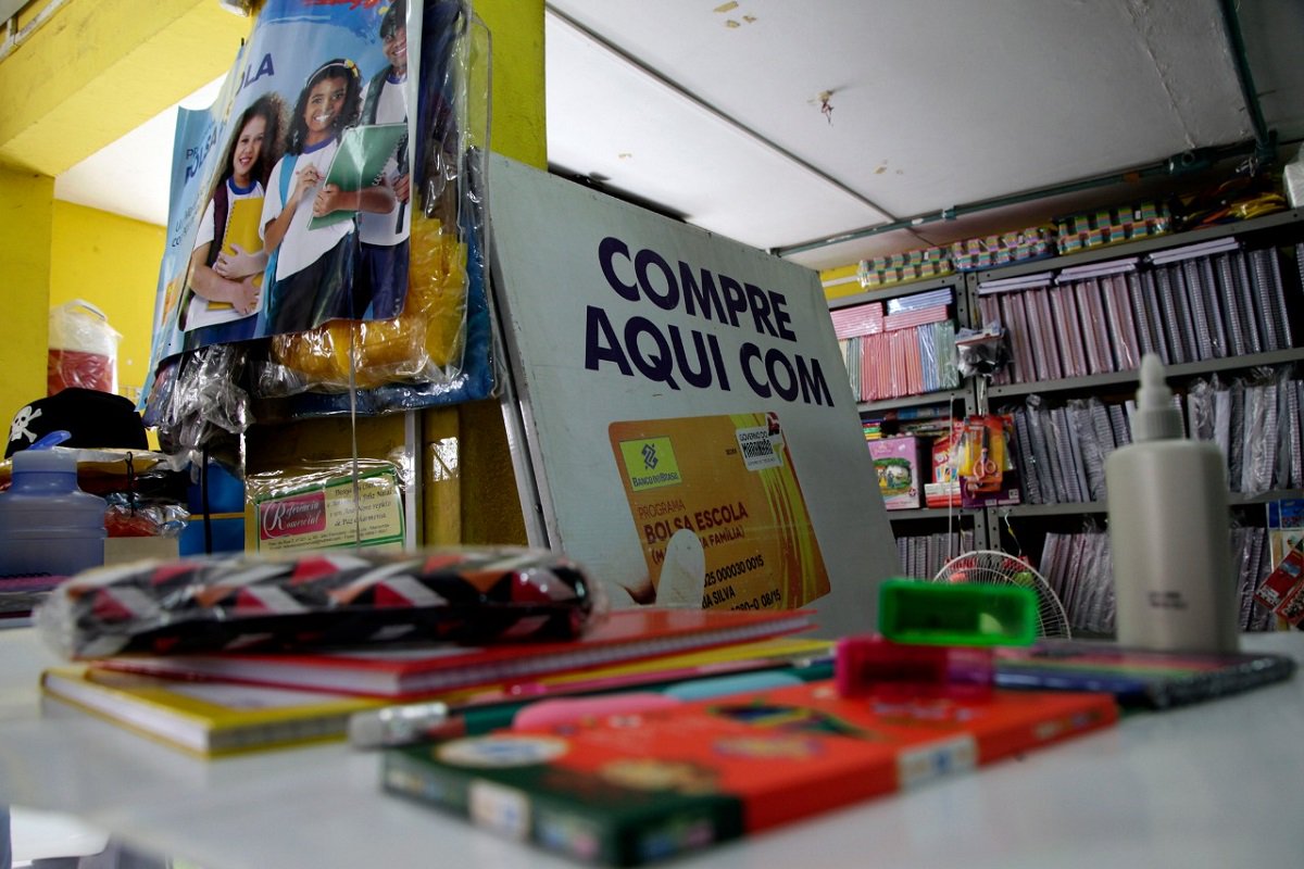 Os créditos do Bolsa Escola já beneficiaram mais de 700 mil dos cerca de 1,3 milhão de alunos inscritos no programa do Governo do Maranhão; cada aluno recebe R$ 51 para compra de material escolar, uma iniciativa que já injetou R$ 100 milhões na economia maranhense (Foto: Charles Nisz) Os créditos do Bolsa Escola já beneficiaram mais de 700 mil dos cerca de 1,3 milhão de alunos inscritos no programa do Governo do Maranhão; cada aluno recebe R$ 51 para compra de material escolar, uma iniciativa que já injetou R$ 100 milhões na economia maranhense