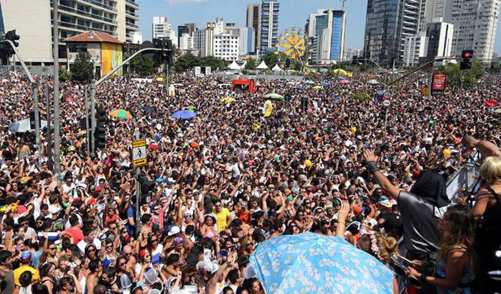 O carnaval de rua de São Paulo começa hoje (10) com 44 blocos desfilando em vários pontos da cidade; um dos maiores é o Agrada Gregos, que espera atrair 100 mil pessoas para o Obelisco do Ibirapuera com sua proposta de promoção da liberdade, igualdade, respeito ao próximo e amor; à noite, no Sambódromo do Anhembi, desfilam mais sete escolas de samba do Grupo Especial, inclusive as duas grandes campeãs deste século: a Mocidade Alegre e a Vai-Vai (Foto: Voney Malta) O carnaval de rua de São Paulo começa hoje (10) com 44 blocos desfilando em vários pontos da cidade; um dos maiores é o Agrada Gregos, que espera atrair 100 mil pessoas para o Obelisco do Ibirapuera com sua proposta de promoção da liberdade, igualdade, respeito ao próximo e amor; à noite, no Sambódromo do Anhembi, desfilam mais sete escolas de samba do Grupo Especial, inclusive as duas grandes campeãs deste século: a Mocidade Alegre e a Vai-Vai