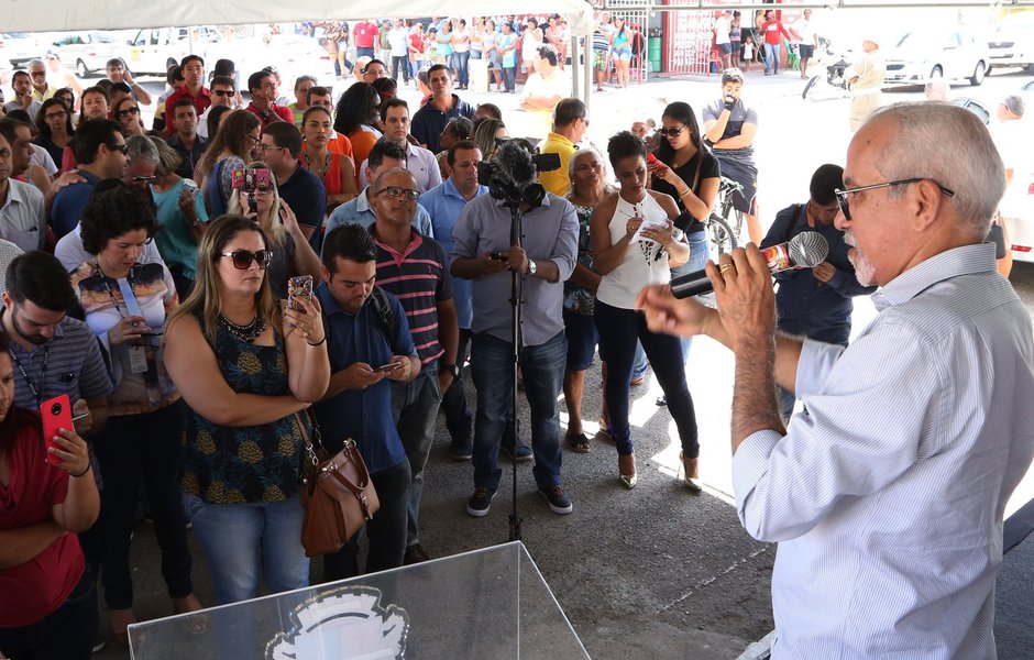 Na manhã desta segunda-feira (22) o prefeito de Aracaju, Edvaldo Nogueira (PCdoB) assinou duas ordens de serviço para iniciar a drenagem e pavimentação das avenidas Caçula Barreto e Tarcísio Daniel, o que inclui a cobertura do Canal 3, e a urbanização da primeira etapa do Loteamento Barroso; juntas, estas obras representam um investimento de mais de R$ 6,3 milhões (Foto: Charles Nisz) Na manhã desta segunda-feira (22) o prefeito de Aracaju, Edvaldo Nogueira (PCdoB) assinou duas ordens de serviço para iniciar a drenagem e pavimentação das avenidas Caçula Barreto e Tarcísio Daniel, o que inclui a cobertura do Canal 3, e a urbanização da primeira etapa do Loteamento Barroso; juntas, estas obras representam um investimento de mais de R$ 6,3 milhões