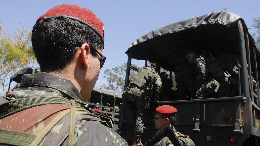 Ao longo dos últimos 25 anos, o emprego das Forças Armadas brasileiras no combate ao crime organizado nos estados cresceu três vezes; ao todo foram 181 ações do Exército, Marinha e Aeronáutica; maioria das operações estão relacionadas à Garantia de Lei e da Ordem (GLO) (Foto: Aquiles Lins) Ao longo dos últimos 25 anos, o emprego das Forças Armadas brasileiras no combate ao crime organizado nos estados cresceu três vezes; ao todo foram 181 ações do Exército, Marinha e Aeronáutica; maioria das operações estão relacionadas à Garantia de Lei e da Ordem (GLO)