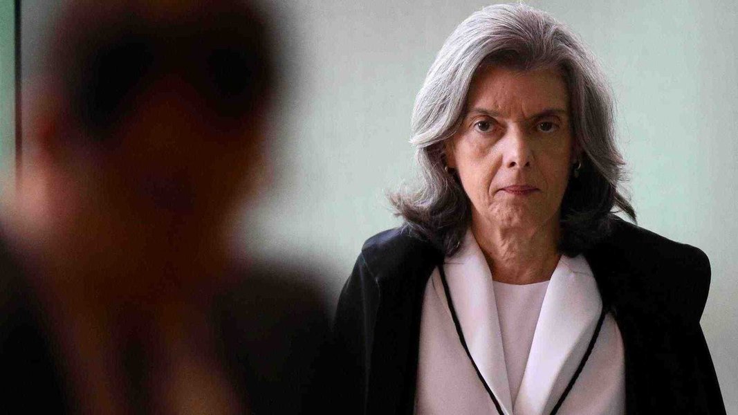 "Despacho de Fachin que jogou decisão sobre habeas corpus para o plenário mostra que o debate sobre Lula chegou ao STF e deve ser feito às claras, numa decisão transparente, transmitida pela TV, conforme as regras do tribunal", escreve Paulo Moreira Leite, articulista do 247; "A menos que queria acreditar em estímulos sob medida para sonhar com o trono de Imperatriz do Brasil, a prioridade de Cármen Lúcia é defender a Constituição, escrita em 1988 por parlamentares eleitos pelo voto de 69 milhões de brasileiros", diz PML (Foto: Paulo Moreira Leite) www.brasil247.com - "Despacho de Fachin que jogou decisão sobre habeas corpus para o plenário mostra que o debate sobre Lula chegou ao STF e deve ser feito às claras, numa decisão transparente, transmitida pela TV, conforme as regras do tribunal", escreve Paulo Moreira Leite, articulista do 247; "A menos que queria acreditar em estímulos sob medida para sonhar com o trono de Imperatriz do Brasil, a prioridade de Cármen Lúcia é defender a Constituição, escrita em 1988 por parlamentares eleitos pelo voto de 69 milhões de brasileiros", diz PML