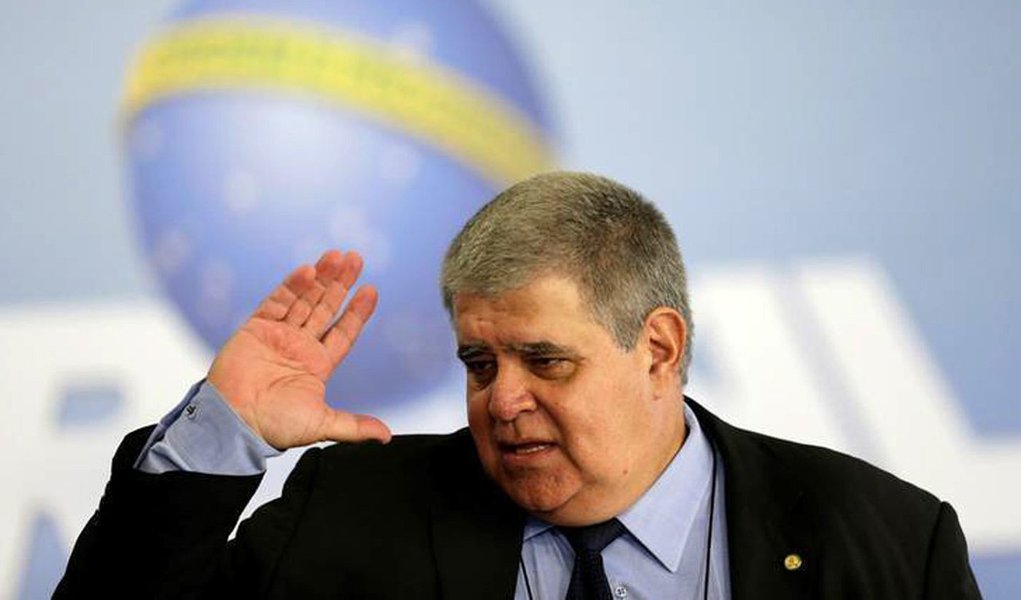 Ministro da Secretaria de Governo, Carlos Marun, referiu-se a celeuma criada em torno da posse da deputada Cristiane Brasil (PTB) como ministra do Trabalho como "coisas" nas quais o governo precisa "aceitar o desgaste"; "Tem vezes que a gente precisa ter atitude. Isso é uma atitude, enfrentar. Imagina a gente concordar com isso? Não vamos chamar ninguém para discutir. O governo não pode aceitar situação em que um juiz de primeira instância revoga uma decisão do presidente da República", afirmou (Foto: Paulo Emílio) Ministro da Secretaria de Governo, Carlos Marun, referiu-se a celeuma criada em torno da posse da deputada Cristiane Brasil (PTB) como ministra do Trabalho como "coisas" nas quais o governo precisa "aceitar o desgaste"; "Tem vezes que a gente precisa ter atitude. Isso é uma atitude, enfrentar. Imagina a gente concordar com isso? Não vamos chamar ninguém para discutir. O governo não pode aceitar situação em que um juiz de primeira instância revoga uma decisão do presidente da República", afirmou