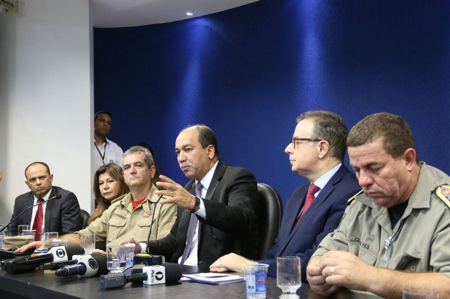 O novo diretor-geral de Administração Penitenciária, coronel Edson Costa, e o tenente-coronel Newton Castilho, que assume a Superintendência Executiva da SSP, concederam entrevista coletiva na manhã desta sexta-feira (05/01), durante a solenidade de posse; o coronel afirmou que estava mandando um "recado" ao detentos; a partir de agora a direção penitenciária passa a controlar de forma rigorosa o cumprimento da pena do detento; Edson Costa afirmou que aqueles presos que não "se submeterem ao rigor da lei, os que estão envolvidos com facções e querem tumultuar o sistema" serão transferidos para os chamados "presídios estaduais", que estão em construção em Anápolis, Formosa, Águas Lindas, Novo Gama e Planaltina (Foto: José Barbacena) O novo diretor-geral de Administração Penitenciária, coronel Edson Costa, e o tenente-coronel Newton Castilho, que assume a Superintendência Executiva da SSP, concederam entrevista coletiva na manhã desta sexta-feira (05/01), durante a solenidade de posse; o coronel afirmou que estava mandando um "recado" ao detentos; a partir de agora a direção penitenciária passa a controlar de forma rigorosa o cumprimento da pena do detento; Edson Costa afirmou que aqueles presos que não "se submeterem ao rigor da lei, os que estão envolvidos com facções e querem tumultuar o sistema" serão transferidos para os chamados "presídios estaduais", que estão em construção em Anápolis, Formosa, Águas Lindas, Novo Gama e Planaltina