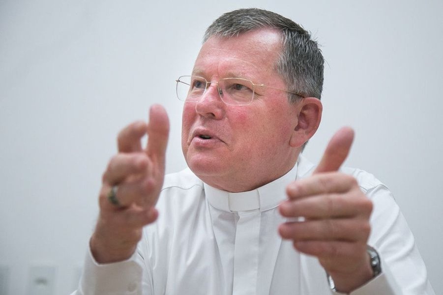 O arcebispo de Porto Alegre, Jaime Spengler, fala sobre a conjuntura nacional e sobre os desafios colocados para a Igreja Católica no atual cenário; para ele, há duas coisas centrais faltando no país: discernimento e um projeto de nação. “Há décadas ouvimos que o bolo precisa crescer para depois ser repartido. Porém, há anos, acompanhamos a realidade da pobreza e da miséria que só crescem. A repartição do bolo sempre fica pra depois. Hoje, no Brasil, temos uma parcela muito pequena da população concentrando a maior parte da riqueza em suas mãos. Quando esse bolo será repartido?" (Foto: Charles Nisz) O arcebispo de Porto Alegre, Jaime Spengler, fala sobre a conjuntura nacional e sobre os desafios colocados para a Igreja Católica no atual cenário; para ele, há duas coisas centrais faltando no país: discernimento e um projeto de nação. “Há décadas ouvimos que o bolo precisa crescer para depois ser repartido. Porém, há anos, acompanhamos a realidade da pobreza e da miséria que só crescem. A repartição do bolo sempre fica pra depois. Hoje, no Brasil, temos uma parcela muito pequena da população concentrando a maior parte da riqueza em suas mãos. Quando esse bolo será repartido?"