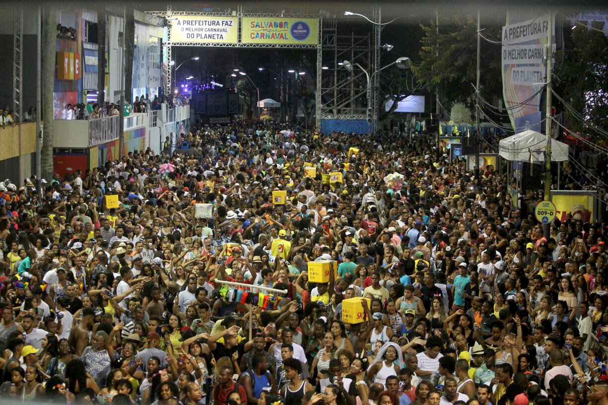 O axé é o destaque desta sexta-feira de carnaval em Salvador; No Circuito Dodô, que faz o percurso Barra-Ondina, a Timbalada se apresenta às 17h. Psirico sai às 19h15 e às 19h30 tem Cheiro de Amor; Anitta comanda o Bloco das Poderosas às 20h; ainda se apresentam Carlinhos Brown (20h15), É o Tchan (20h45) e Margareth Menezes (22h); confira a programação completa (Foto: Romulo Faro) O axé é o destaque desta sexta-feira de carnaval em Salvador; No Circuito Dodô, que faz o percurso Barra-Ondina, a Timbalada se apresenta às 17h. Psirico sai às 19h15 e às 19h30 tem Cheiro de Amor; Anitta comanda o Bloco das Poderosas às 20h; ainda se apresentam Carlinhos Brown (20h15), É o Tchan (20h45) e Margareth Menezes (22h); confira a programação completa
