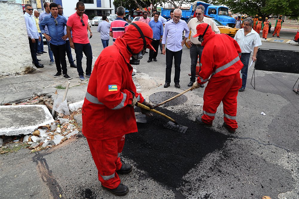 O conjunto Augusto Franco passa a receber, a partir desta quarta-feira (17), o mutirão de tapa-buraco e limpeza da prefeitura de Aracaju, ao longo de um mês, equipes das empresas municipais de Obras e Urbanização (Emurb) e de Serviços Urbanos (Emsurb) atuarão na localidade; o prefeito Edvaldo Nogueira (PCdoB) acompanhou o início dos trabalhos no bairro (Foto: Charles Nisz) O conjunto Augusto Franco passa a receber, a partir desta quarta-feira (17), o mutirão de tapa-buraco e limpeza da prefeitura de Aracaju, ao longo de um mês, equipes das empresas municipais de Obras e Urbanização (Emurb) e de Serviços Urbanos (Emsurb) atuarão na localidade; o prefeito Edvaldo Nogueira (PCdoB) acompanhou o início dos trabalhos no bairro
