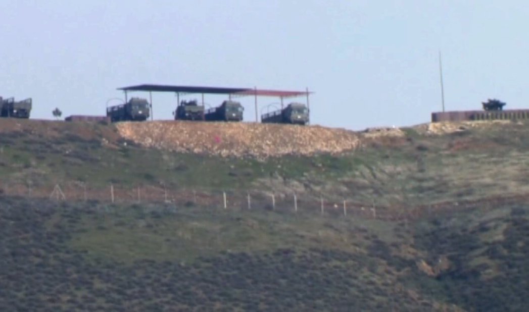 A manobra representa uma resposta do Governo turco ao anúncio da coalizão liderada pelos Estados Unidos de criar uma nova força de segurança na Síria; a Turquia deslocou mísseis Tomahawk na zona fronteiriça com a Síria. Um vídeo mostra os complexos localizados em Kirikhan e Yayladagi, na província turca de Hatay
(Foto: Leonardo Lucena)
A manobra representa uma resposta do Governo turco ao anúncio da coalizão liderada pelos Estados Unidos de criar uma nova força de segurança na Síria; a Turquia deslocou mísseis Tomahawk na zona fronteiriça com a Síria. Um vídeo mostra os complexos localizados em Kirikhan e Yayladagi, na província turca de Hatay