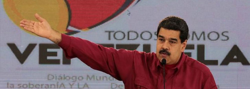 O petros, a moeda digital venezuelana, foi lançada (19) a partir de um "blockchain" formada 50 profissionais com caráter multidisciplinar. Em 20 horas já tinha recebido 750 milhões de dólares em ofertas , alcançando 1 bilhão em dois dias. É uma fonte de aporte de ingressos, já que o país sofreu com a queda acintosa do preço do barril do petróleo entre 2015 e 2016 (Foto: Túlio Ribeiro) O petros, a moeda digital venezuelana, foi lançada (19) a partir de um "blockchain" formada 50 profissionais com caráter multidisciplinar. Em 20 horas já tinha recebido 750 milhões de dólares em ofertas , alcançando 1 bilhão em dois dias. É uma fonte de aporte de ingressos, já que o país sofreu com a queda acintosa do preço do barril do petróleo entre 2015 e 2016