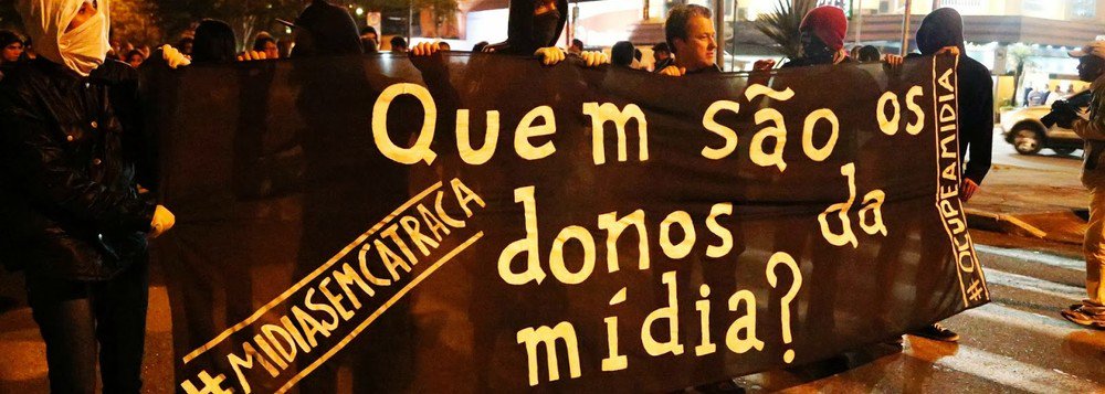 Não olvidemos que os barões midiáticos carregam, intrinsecamente em si, o preconceito racial, social e econômico. Ditam comportamentos e não existam em impor sua ideologia por meio da força. Vide o suicídio de Vargas, o golpe de 1964, e derrubada da presidente Dilma Rousseff (Foto: Henrique Matthiesen) Não olvidemos que os barões midiáticos carregam, intrinsecamente em si, o preconceito racial, social e econômico. Ditam comportamentos e não existam em impor sua ideologia por meio da força. Vide o suicídio de Vargas, o golpe de 1964, e derrubada da presidente Dilma Rousseff