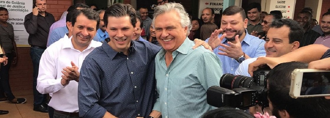 O prefeito de Goiânia, Iris Rezende (MDB), iniciou uma campanha nos bastidores para aproximar o senador Ronaldo Caiado (DEM) do deputado federal Daniel Vilela (MDB); o primeiro capítulo deste esforço aconteceu na manhã de domingo, segundo a coluna Giro, do jornal O Popular; Iris convidou Daniel para tomar café em sua casa; prefeito tem se dividido entre manifestações de apoio ao projeto político de Daniel e acenos para o senador, que pretende ter o apoio do MDB na disputa pelo cargo de governador (Foto: José Barbacena) O prefeito de Goiânia, Iris Rezende (MDB), iniciou uma campanha nos bastidores para aproximar o senador Ronaldo Caiado (DEM) do deputado federal Daniel Vilela (MDB); o primeiro capítulo deste esforço aconteceu na manhã de domingo, segundo a coluna Giro, do jornal O Popular; Iris convidou Daniel para tomar café em sua casa; prefeito tem se dividido entre manifestações de apoio ao projeto político de Daniel e acenos para o senador, que pretende ter o apoio do MDB na disputa pelo cargo de governador