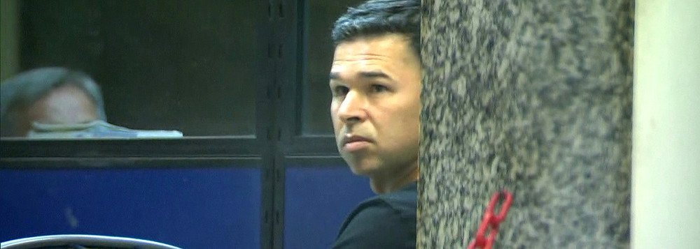 Um novo processo de investigação foi aberto pela Polícia Civil do Rio de Janeiro para apurar se o motorista Antônio de Almeida Anaquim cometeu crime de falsidade ideológica ao omitir informações ao Detran-RJ; o motorista atropelou 18 pessoas no calçadão da Praia de Copacabana, e a principal hipótese apurada pela polícia é que ele sofreu um ataque epilético e perdeu a direção (Foto: Leonardo Lucena) Um novo processo de investigação foi aberto pela Polícia Civil do Rio de Janeiro para apurar se o motorista Antônio de Almeida Anaquim cometeu crime de falsidade ideológica ao omitir informações ao Detran-RJ; o motorista atropelou 18 pessoas no calçadão da Praia de Copacabana, e a principal hipótese apurada pela polícia é que ele sofreu um ataque epilético e perdeu a direção