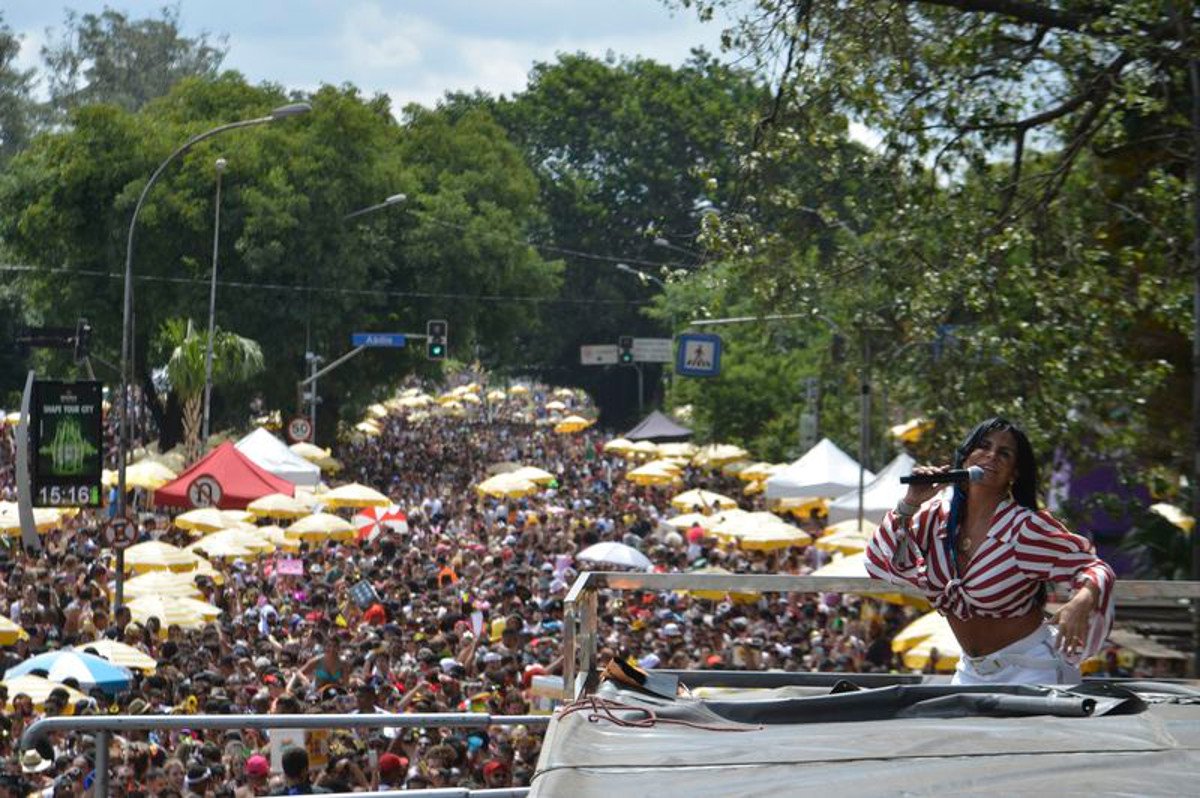 A estimativa do número de foliões no sambódromo do Anhembi e nas ruas da cidade neste sábado (10) foi feita pela Guarda Civil Metropolitana e pela CET; no total, as equipes médicas da Prefeitura realizaram 447 atendimentos médicos e foram recolhidas 351 toneladas de lixo na capital paulista no primeiro dia de Carnaval (Foto: Charles Nisz) A estimativa do número de foliões no sambódromo do Anhembi e nas ruas da cidade neste sábado (10) foi feita pela Guarda Civil Metropolitana e pela CET; no total, as equipes médicas da Prefeitura realizaram 447 atendimentos médicos e foram recolhidas 351 toneladas de lixo na capital paulista no primeiro dia de Carnaval