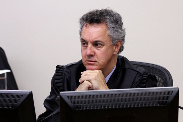 Os três desembargadores da 8ª Turma do TRF-4, João Gebran Neto (relator do caso), Leandro Paulsen (revisor) e Víctor Laus estão a ser também julgados pela comunidade internacional que, com lupa, está a observar até onde os togados do Judiciário, especificamente do TRF-4 (Foto: Davis Sena Filho) Os três desembargadores da 8ª Turma do TRF-4, João Gebran Neto (relator do caso), Leandro Paulsen (revisor) e Víctor Laus estão a ser também julgados pela comunidade internacional que, com lupa, está a observar até onde os togados do Judiciário, especificamente do TRF-4