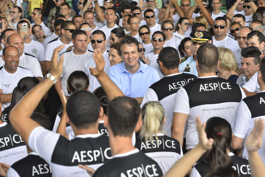 O governador Camilo Santana (PT) deu início, nesta terça-feira (16), à formação da segunda turma de aprovados no concurso da Polícia Civil. Serão 388 novos inspetores, 216 escrivães e 56 delegados. “Temos a meta de fortalecer o sistema de segurança do Ceará. Vamos fortalecer, principalmente, na área de investigação de drogas, homicídios. E vamos direcionar mais agentes para delegacias 24 horas”, afirmou. Camilo disse ainda que mais armamentos e viaturas, além de instalação de videomonitoramento nos municípios cearenses com mais de 50 mil habitantes potencializarão o trabalho do policiamento investigativo no Estado (Foto: Rodrigo Rocha) O governador Camilo Santana (PT) deu início, nesta terça-feira (16), à formação da segunda turma de aprovados no concurso da Polícia Civil. Serão 388 novos inspetores, 216 escrivães e 56 delegados. “Temos a meta de fortalecer o sistema de segurança do Ceará. Vamos fortalecer, principalmente, na área de investigação de drogas, homicídios. E vamos direcionar mais agentes para delegacias 24 horas”, afirmou. Camilo disse ainda que mais armamentos e viaturas, além de instalação de videomonitoramento nos municípios cearenses com mais de 50 mil habitantes potencializarão o trabalho do policiamento investigativo no Estado