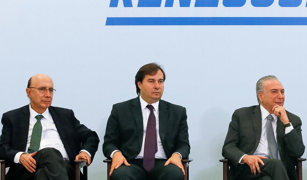 "Temer, ao embarcar no delírio da própria candidatura à reeleição, razão da intervenção militar eleitoreira no Rio, em busca de resultados fáceis conversíveis em votos, liquidou com a candidatura de Maia e com a de Meirelles e irritou outros membros da coalizão golpista, inclusive os tucanos de Geraldo Alckmin", analisa a jornalista Tereza Cruvinel em texto no seu blog; ela lembra que o presidente da Câmara dos Deputados, Rodrigo Maia (DEM-RJ), era o único candidato da 'turma do golpe' até então (Foto: Tereza Cruvinel) "Temer, ao embarcar no delírio da própria candidatura à reeleição, razão da intervenção militar eleitoreira no Rio, em busca de resultados fáceis conversíveis em votos, liquidou com a candidatura de Maia e com a de Meirelles e irritou outros membros da coalizão golpista, inclusive os tucanos de Geraldo Alckmin", analisa a jornalista Tereza Cruvinel em texto no seu blog; ela lembra que o presidente da Câmara dos Deputados, Rodrigo Maia (DEM-RJ), era o único candidato da 'turma do golpe' até então