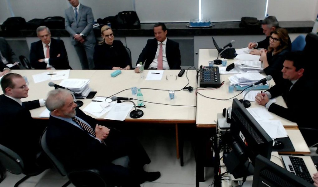 Seiscentos juristas divulgaram uma carta em cinco idiomas para o mundo dizendo que, "com cumplicidade de parte do Poder Judiciário, o Sistema de Justiça, não apenas em relação a Lula, mas especialmente em razão dele, tem sufocado o direito à ampla defesa, tratando-o de forma desigual e discriminatória e criado normas processuais de 'exceção' contra ele e vários investigados e processados, típico 'lawfare', subordinado ao processo eleitoral" (Foto: Leonardo Lucena) Seiscentos juristas divulgaram uma carta em cinco idiomas para o mundo dizendo que, "com cumplicidade de parte do Poder Judiciário, o Sistema de Justiça, não apenas em relação a Lula, mas especialmente em razão dele, tem sufocado o direito à ampla defesa, tratando-o de forma desigual e discriminatória e criado normas processuais de 'exceção' contra ele e vários investigados e processados, típico 'lawfare', subordinado ao processo eleitoral"