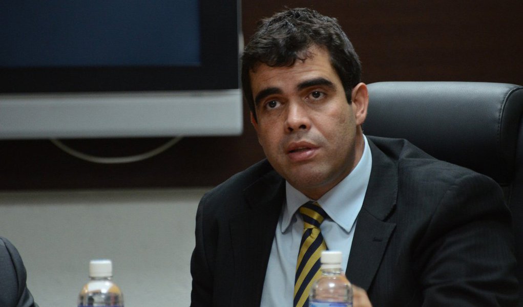 Deputado estadual Ricardo Ayres (PSB) reassumirá sua cadeira na Assembleia Legislativa no início de fevereiro, após cerca de um ano como secretário de Desenvolvimento Urbano de Palmas. Para seu lugar, teria acertado com o prefeito Carlos Amastha (PSB) a indicação de um técnico e não de um político; parlamentar do PSB desistiu de concorrer a vaga de deputado federal e deve tentar reeleição na AL (Foto: Aquiles Lins) Deputado estadual Ricardo Ayres (PSB) reassumirá sua cadeira na Assembleia Legislativa no início de fevereiro, após cerca de um ano como secretário de Desenvolvimento Urbano de Palmas. Para seu lugar, teria acertado com o prefeito Carlos Amastha (PSB) a indicação de um técnico e não de um político; parlamentar do PSB desistiu de concorrer a vaga de deputado federal e deve tentar reeleição na AL