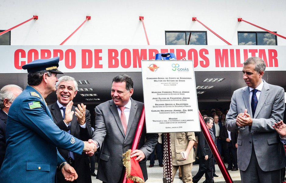 O governador Marconi Perillo inaugurou nesta segunda-feira, em Goiânia, o novo quartel operacional que abrigará o Comando Geral do Corpo de Bombeiros Militar do Estado de Goiás (CBMGO); a nova estrutura se insere no contexto da política de reaparelhamento e modernização da corporação, que passa a contar com novos equipamentos, possibilitando mais eficiência inclusive no pronto atendimento das ocorrências; governador também destacou que, em 1999, o Corpo de Bombeiros Militar contava com um quadro de pessoal formado por 970 homens, hoje são mais de 3 mil (Foto: José Barbacena) O governador Marconi Perillo inaugurou nesta segunda-feira, em Goiânia, o novo quartel operacional que abrigará o Comando Geral do Corpo de Bombeiros Militar do Estado de Goiás (CBMGO); a nova estrutura se insere no contexto da política de reaparelhamento e modernização da corporação, que passa a contar com novos equipamentos, possibilitando mais eficiência inclusive no pronto atendimento das ocorrências; governador também destacou que, em 1999, o Corpo de Bombeiros Militar contava com um quadro de pessoal formado por 970 homens, hoje são mais de 3 mil