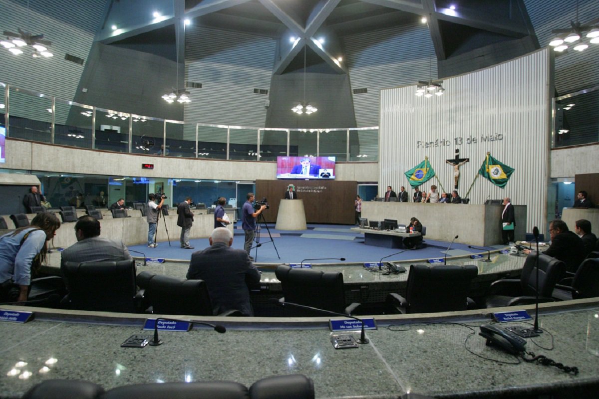 fortaleza, 19 de dezembro de 2014- sessao ordinaria da assembleia legislativa do estado do ceara. plenario 13 de maio. deputado estadual e presidnete desta casa zizinho albuquerque, pros. (Foto: Fatima 247) fortaleza, 19 de dezembro de 2014- sessao ordinaria da assembleia legislativa do estado do ceara. plenario 13 de maio. deputado estadual e presidnete desta casa zizinho albuquerque, pros.