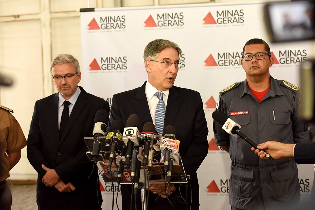 Governador Fernando Pimentel afirmou que "a Polícia Militar, a Polícia Civil e o Corpo de Bombeiros trabalharam de maneira coordenada e proporcionaram um Carnaval que se destacou no Brasil inteiro pela segurança e tranquilidade"; segundo o governo, houve queda de 30% nos furtos, principalmente de celulares; os crimes violentos - que englobam, além dos roubos, os homicídios tentados e consumados, estupros tentados e consumados, estupros de vulneráveis tentados e consumados, extorsões mediante sequestro e sequestros e cárcere privado – caíram 31%, passando de 715 no ano passado para 493 (Foto: Leonardo Lucena) Governador Fernando Pimentel afirmou que "a Polícia Militar, a Polícia Civil e o Corpo de Bombeiros trabalharam de maneira coordenada e proporcionaram um Carnaval que se destacou no Brasil inteiro pela segurança e tranquilidade"; segundo o governo, houve queda de 30% nos furtos, principalmente de celulares; os crimes violentos - que englobam, além dos roubos, os homicídios tentados e consumados, estupros tentados e consumados, estupros de vulneráveis tentados e consumados, extorsões mediante sequestro e sequestros e cárcere privado – caíram 31%, passando de 715 no ano passado para 493