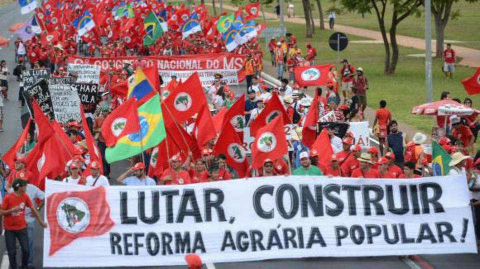 MST, além de devolver a dignidade aos pobres da terra, desenvolve de verdade uma espécie de projeto de vida, de nação. Muitas de suas cooperativas, vale a pena reiterar, poderiam servir de modelo de transformação da estrutura atual de produção rural (Foto: Eric Nepomuceno) MST, além de devolver a dignidade aos pobres da terra, desenvolve de verdade uma espécie de projeto de vida, de nação. Muitas de suas cooperativas, vale a pena reiterar, poderiam servir de modelo de transformação da estrutura atual de produção rural