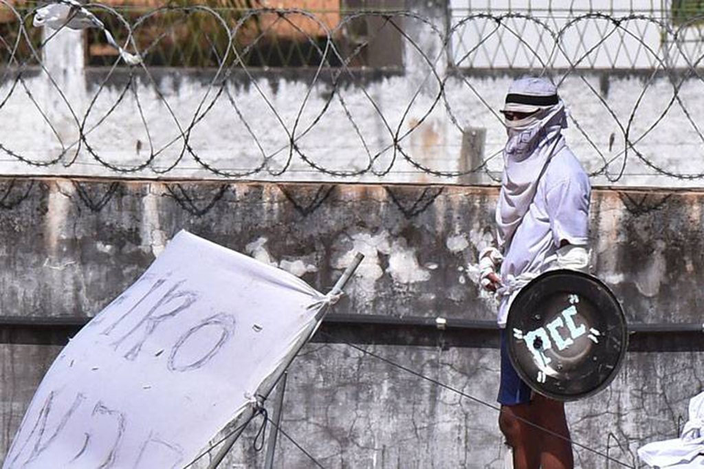 O suposto líder do Primeiro Comando da Capital (PCC) na Baixada Santista, Wagner Ferreira da Silva, de 32 anos, foi morto a tiros, em frente a um hotel no Jardim Anália Franco, na zona leste de São Paulo; segundo imagens de segurança, Cabelo Duro foi abordado na rua e correu na direção da entrada do Hotel Blue Tree Towers, tentando escapar, mas caiu ao lado de um Toyota Corolla preto. Um dos assassinos se aproxima e dispara com um fuzil na vítima deitada (Foto: Leonardo Lucena) O suposto líder do Primeiro Comando da Capital (PCC) na Baixada Santista, Wagner Ferreira da Silva, de 32 anos, foi morto a tiros, em frente a um hotel no Jardim Anália Franco, na zona leste de São Paulo; segundo imagens de segurança, Cabelo Duro foi abordado na rua e correu na direção da entrada do Hotel Blue Tree Towers, tentando escapar, mas caiu ao lado de um Toyota Corolla preto. Um dos assassinos se aproxima e dispara com um fuzil na vítima deitada