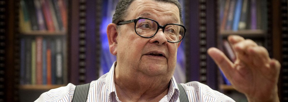 O economista Antonio Delfim Netto não vê riscos graves com as tensões no país, diante do resultado do julgamento do ex-presidente Lula. Aos 89 anos, ele diz que as ameaças de conflitos severos não devem ser levadas a sério; "Essa ideia de que vai ter sangue, guerra civil, é conversa mole", disse. "Estão transformando 24 de janeiro de 2018 em 14 de julho de 1789", afirma, em referência ao Dia da Queda da Bastilha; Delfim ainda afirmou que "Lula é um reacionário muito bem colocado, com a cabeça no lugar, de forma que, se disputar a eleição, vai ser uma parada" (Foto: Leonardo Lucena) O economista Antonio Delfim Netto não vê riscos graves com as tensões no país, diante do resultado do julgamento do ex-presidente Lula. Aos 89 anos, ele diz que as ameaças de conflitos severos não devem ser levadas a sério; "Essa ideia de que vai ter sangue, guerra civil, é conversa mole", disse. "Estão transformando 24 de janeiro de 2018 em 14 de julho de 1789", afirma, em referência ao Dia da Queda da Bastilha; Delfim ainda afirmou que "Lula é um reacionário muito bem colocado, com a cabeça no lugar, de forma que, se disputar a eleição, vai ser uma parada"