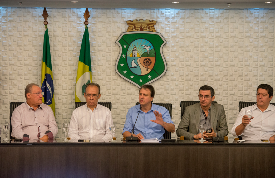 Após o anúncio do prognóstico positivo para a quadra chuvosa de 2018 no Ceará, nesta segunda-feira (22), Camilo Santana (PT) enfatizou que o Governo continuará com os planos de encomia de água e de diversificação de fontes hídricas para garantir o abastecimento da população. “Vamos continuar mais firmes ainda trabalhando com as nossas ações. Já foram mais de 400km de adutoras construídas ao longo desses três anos, levando água de uma cidade para outra para garantir esse abastecimento. Vamos continuar com as nossas ações de perfuração de poços”, afirmou (Foto: Rodrigo Rocha) Após o anúncio do prognóstico positivo para a quadra chuvosa de 2018 no Ceará, nesta segunda-feira (22), Camilo Santana (PT) enfatizou que o Governo continuará com os planos de encomia de água e de diversificação de fontes hídricas para garantir o abastecimento da população. “Vamos continuar mais firmes ainda trabalhando com as nossas ações. Já foram mais de 400km de adutoras construídas ao longo desses três anos, levando água de uma cidade para outra para garantir esse abastecimento. Vamos continuar com as nossas ações de perfuração de poços”, afirmou
