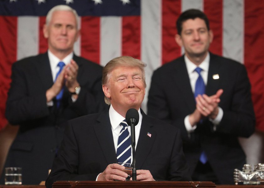 Buscando conciliação entre uma nação polarizada, Donald Trump discursou na noite desta terça-feira (30) sobre o Estado da União; por um lado, vangloriou-se da recuperação econômica americana e inflamou o espírito patriota da nação; por outro, criticou a política de imigração americana e culpou imigrantes ilegais por clima de insegurança no páis (Foto: Luis Mauro Queiroz) Buscando conciliação entre uma nação polarizada, Donald Trump discursou na noite desta terça-feira (30) sobre o Estado da União; por um lado, vangloriou-se da recuperação econômica americana e inflamou o espírito patriota da nação; por outro, criticou a política de imigração americana e culpou imigrantes ilegais por clima de insegurança no páis
