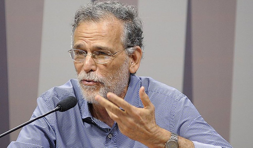 Pesquisador Zander Navarro foi demitido da Embrapa, estatal vinculada ao Ministério da Agricultura, após publicar um artigo no jornal Estado de São Paulo com críticas à empresa. Zander Navarro; no artigo, ele destacou que a Embrapa não possui "nenhuma estratégia própria" e atua "quase que exclusivamente para os ricos segmentos do empresariado rural"; Embrapa justificou a demissão afirmando que isso aconteceu "por decisão da Diretoria Executiva, por ignorar sistematicamente os códigos de ética e de conduta da empresa" (Foto: Paulo Emílio) Pesquisador Zander Navarro foi demitido da Embrapa, estatal vinculada ao Ministério da Agricultura, após publicar um artigo no jornal Estado de São Paulo com críticas à empresa. Zander Navarro; no artigo, ele destacou que a Embrapa não possui "nenhuma estratégia própria" e atua "quase que exclusivamente para os ricos segmentos do empresariado rural"; Embrapa justificou a demissão afirmando que isso aconteceu "por decisão da Diretoria Executiva, por ignorar sistematicamente os códigos de ética e de conduta da empresa"