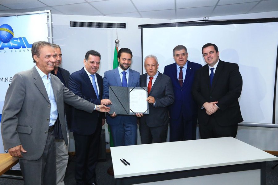 O governador Marconi Perillo e o ministro das Cidades, Alexandre Baldy, assinaram na manhã desta sexta-feira, em Brasília, contrato de investimentos de R$ 380 milhões para a realização de obras de saneamento em Anápolis, Goiânia e Aparecida de Goiânia. O convênio foi firmado entre os governos federal e estadual; uma das obras mais estratégicas é o chamado "linhão", que vai levar água tratada do Sistema Mauro Borges, na Capital, até Aparecida de Goiânia (Foto: José Barbacena) O governador Marconi Perillo e o ministro das Cidades, Alexandre Baldy, assinaram na manhã desta sexta-feira, em Brasília, contrato de investimentos de R$ 380 milhões para a realização de obras de saneamento em Anápolis, Goiânia e Aparecida de Goiânia. O convênio foi firmado entre os governos federal e estadual; uma das obras mais estratégicas é o chamado "linhão", que vai levar água tratada do Sistema Mauro Borges, na Capital, até Aparecida de Goiânia
