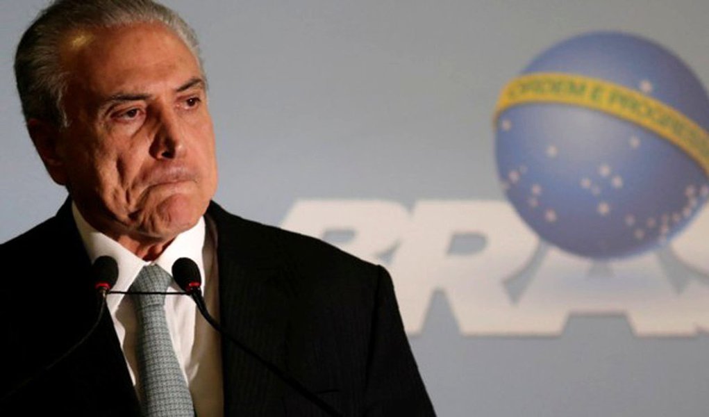 Michel Temer desembarcará em Davos no dia 23 de janeiro visando atrair investimentos em meio a incertezas e exigências de garantias por parte de investidores, que cobram as reformas estruturais para a recuperação da economia após o rebaixamento do Brasil pela agência de classificação de risco Standard & Poor's, e a incerteza diante do julgamento de Lula; presidente do Fórum, Borge Brende, chegou a manifestar suspeitas em relação à interferência do resultado do julgamento de Lula na retomada do crescimento brasileiro. "É uma incógnita. Vamos ver", afirmou (Foto: Paulo Emílio) Michel Temer desembarcará em Davos no dia 23 de janeiro visando atrair investimentos em meio a incertezas e exigências de garantias por parte de investidores, que cobram as reformas estruturais para a recuperação da economia após o rebaixamento do Brasil pela agência de classificação de risco Standard & Poor's, e a incerteza diante do julgamento de Lula; presidente do Fórum, Borge Brende, chegou a manifestar suspeitas em relação à interferência do resultado do julgamento de Lula na retomada do crescimento brasileiro. "É uma incógnita. Vamos ver", afirmou
